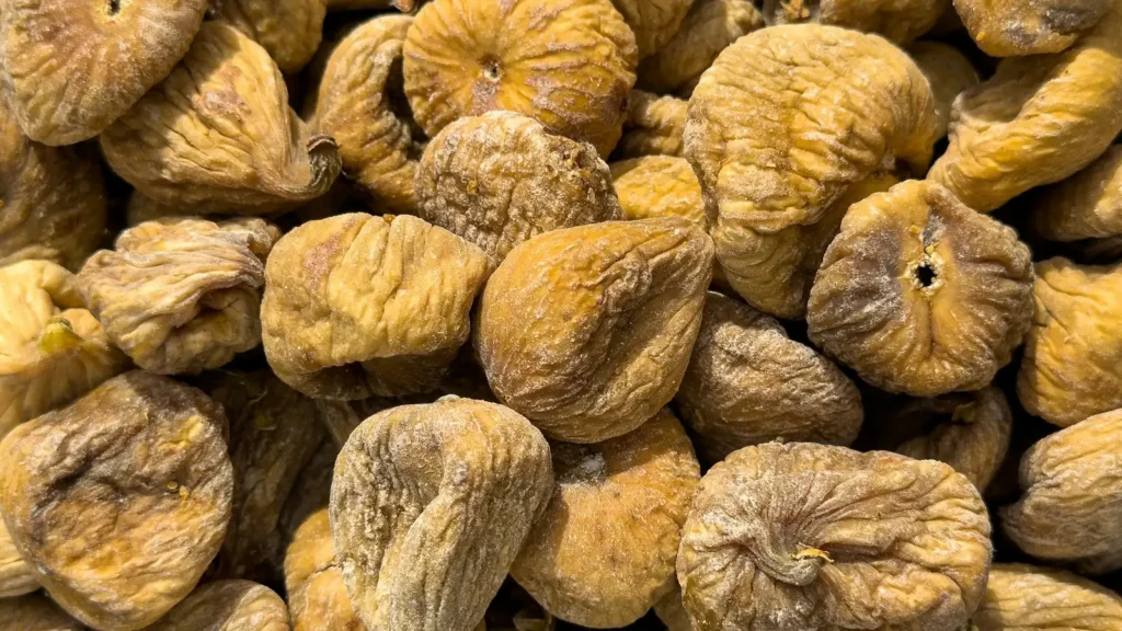 Pile of natural dried figs for sale at a market, the subject of this dried figs nutrition guide