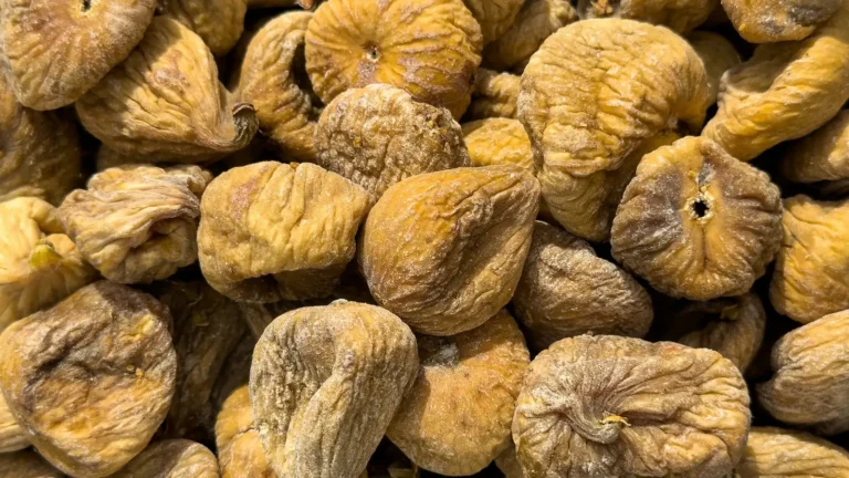 Pile of natural dried figs for sale at a market, the subject of this dried figs nutrition guide