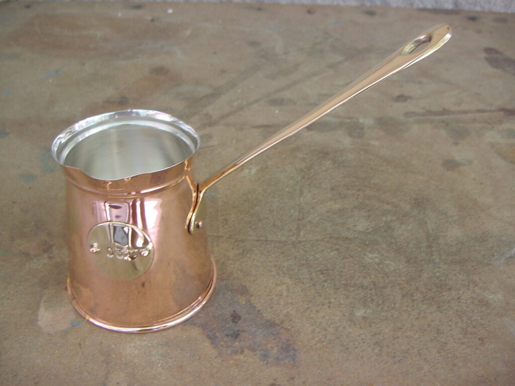 Traditional small-pot coffee brewer