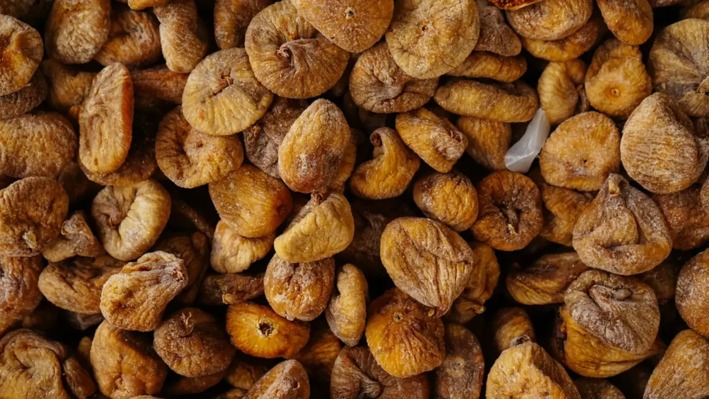 Pile of dried figs at a market, ready to learn how to soften dried figs